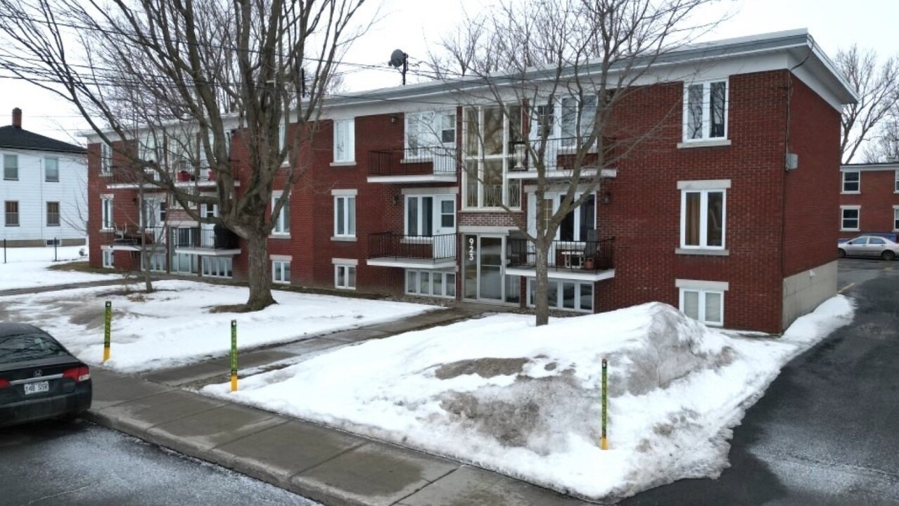 923-925 Vincelette Rue in St-Jean-sur-Richelieu, QC - Building Photo