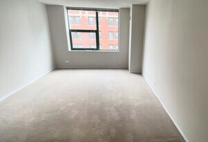 10 W Erie St in Chicago, IL - Building Photo