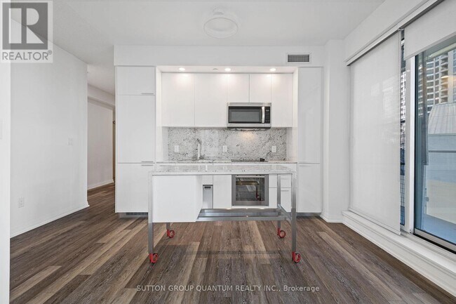 75 Canterbury Pl in Toronto, ON - Building Photo - Building Photo
