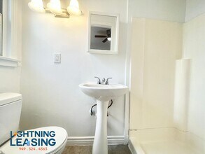 2747 San Marino St in Los Angeles, CA - Building Photo - Building Photo