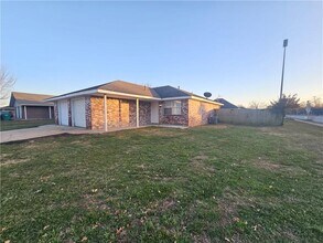 2326 W Roselawn St in Rogers, AR - Building Photo - Building Photo