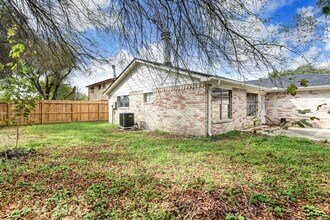 2071 Delphi Ln in Houston, TX - Building Photo - Building Photo