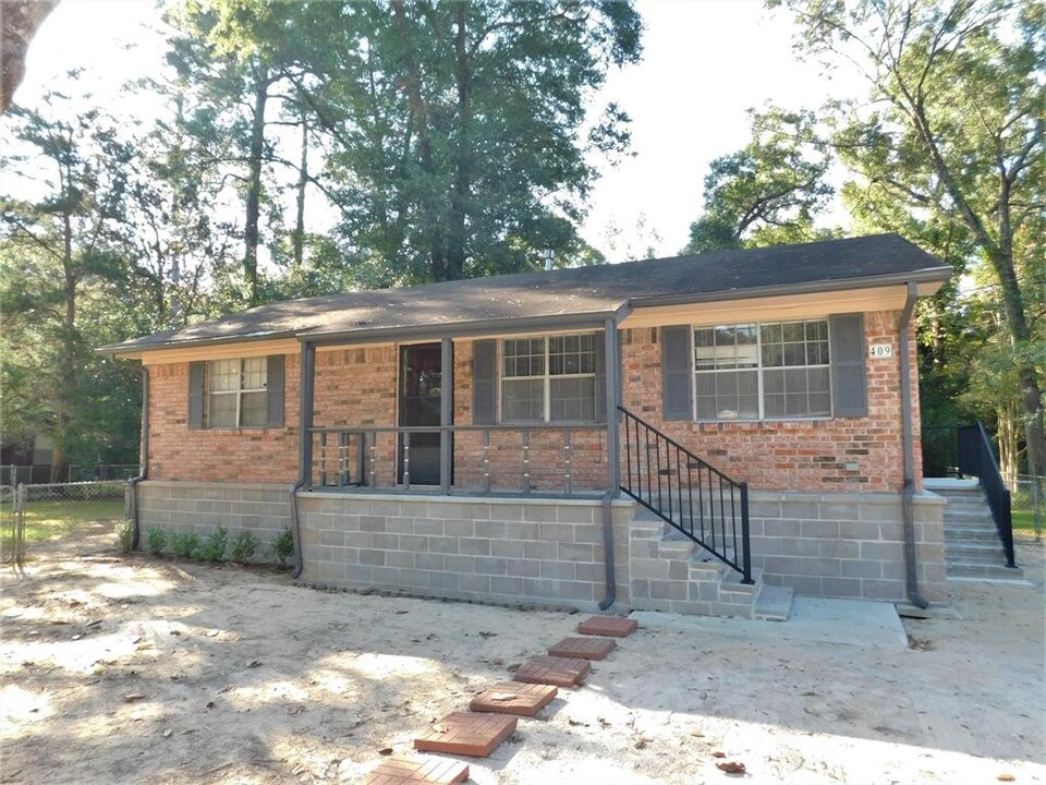 409 Maple Ln in Conroe, TX - Building Photo