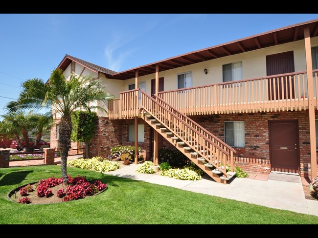 Palm Shadows Apartments in Chula Vista, CA - Foto de edificio - Building Photo