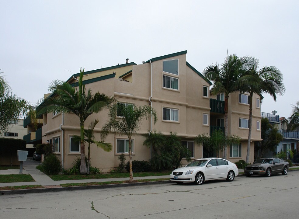 119-121 7th St in Seal Beach, CA - Building Photo