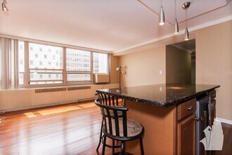 3950 N Lake Shore Dr, Unit 1817 in Chicago, IL - Foto de edificio - Building Photo