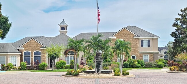 940 Village Trail in Port Orange, FL - Foto de edificio - Building Photo
