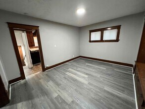 1027 Delia Ave in Akron, OH - Foto de edificio - Building Photo