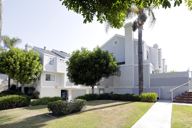 15642 Pasadena Ave in Tustin, CA - Foto de edificio - Building Photo