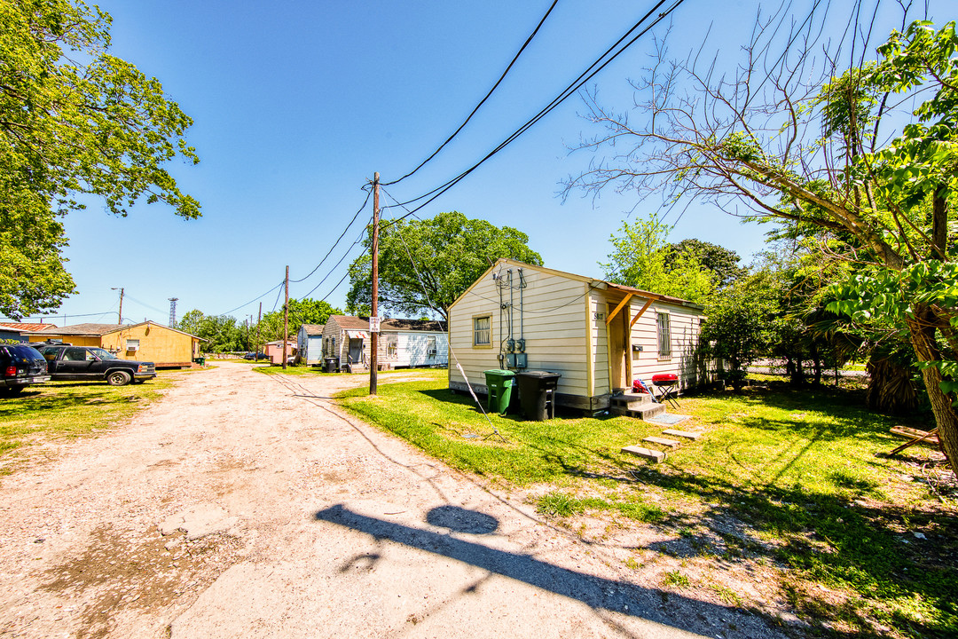 5817 Downing St in Houston, TX - Building Photo