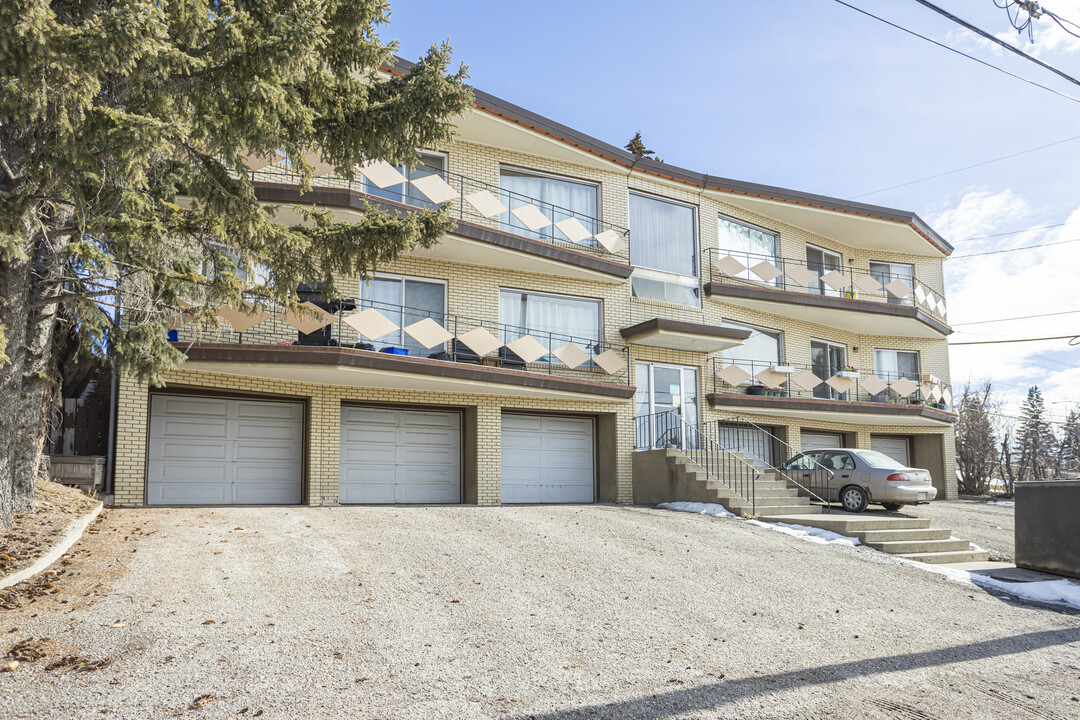 3203 14 St NW in Calgary, AB - Building Photo