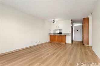 2421 Ala Wai Blvd in Honolulu, HI - Building Photo - Building Photo