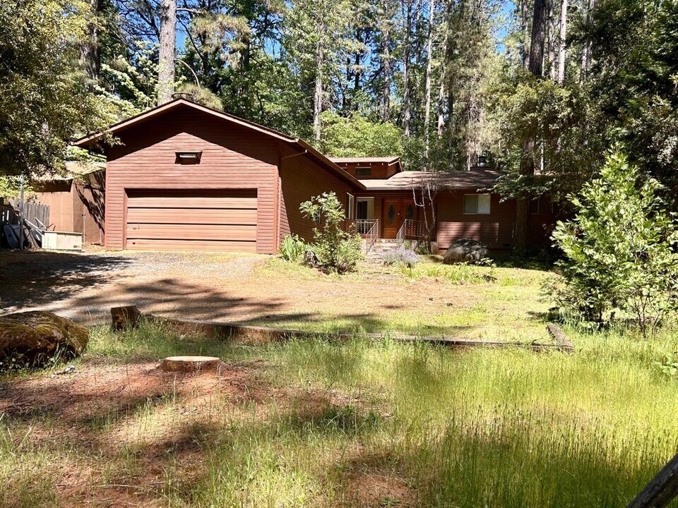 15558 Nopel Rd in Forest Ranch, CA - Building Photo