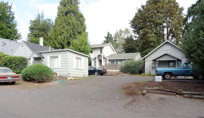 4013-4017 SW Brugger St in Portland, OR - Building Photo - Building Photo