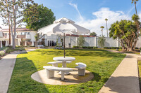 Villa Del Mar Apartments in Oceanside, CA - Foto de edificio - Building Photo