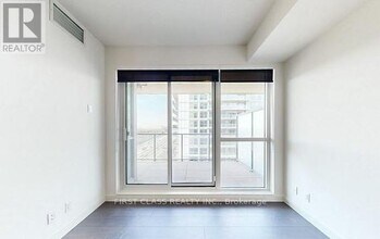 27 McMahon Dr in Toronto, ON - Building Photo - Building Photo