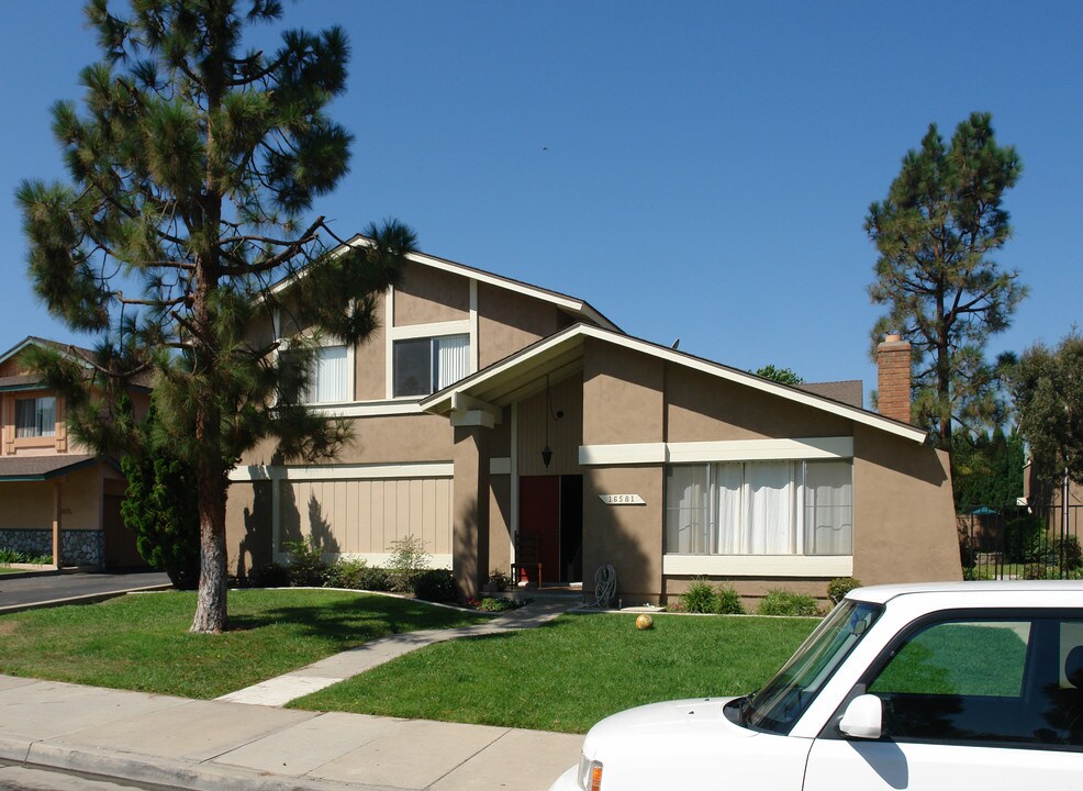 16581 Regina Cir in Huntington Beach, CA - Building Photo