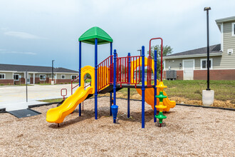 Tallgrass Townhomes in De Witt, IA - Foto de edificio - Building Photo