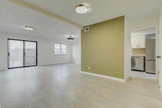 2135 Casa Rio Cir in Dickinson, TX - Building Photo - Building Photo