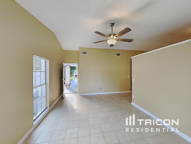 10378 Rosemount Dr in Tampa, FL - Building Photo - Building Photo