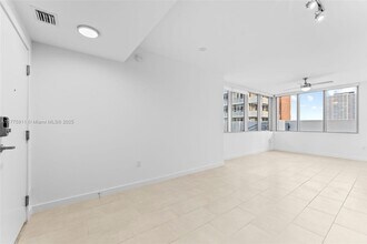 2150 N Bayshore Dr, Unit 304 in Miami, FL - Building Photo - Building Photo
