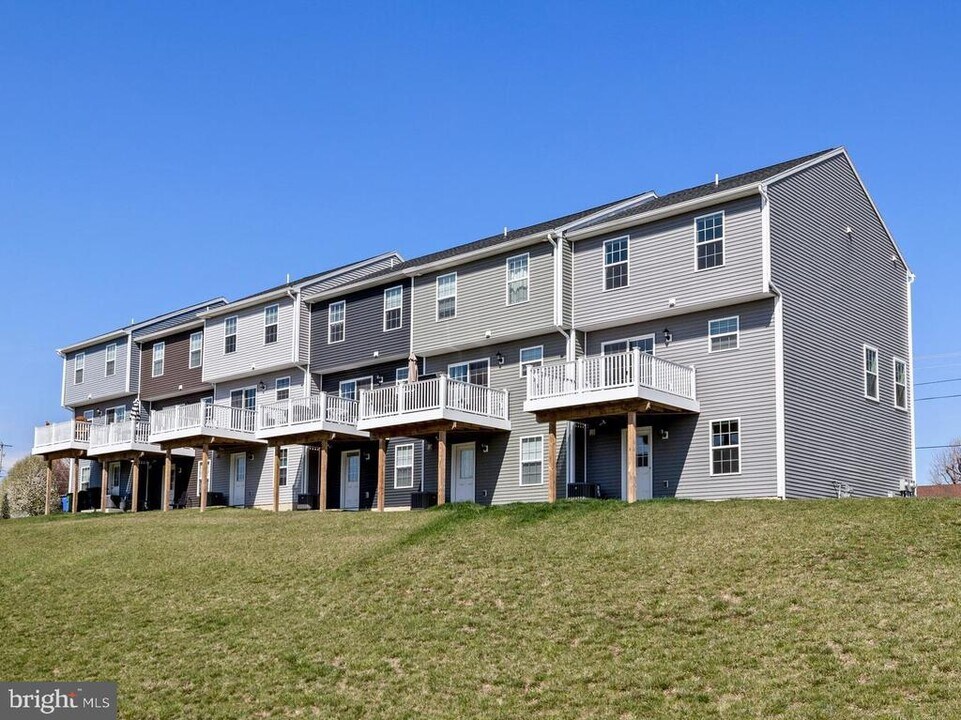 90 Penstock Ln in Gettysburg, PA - Building Photo