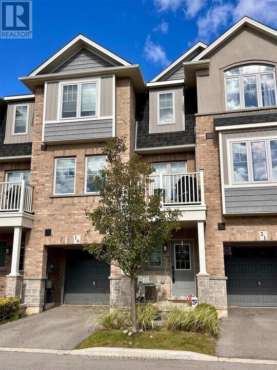19 Pim Ln in Hamilton, ON - Building Photo