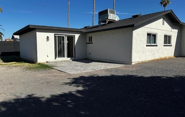 6818 S Terrace Rd in Tempe, AZ - Foto de edificio - Building Photo