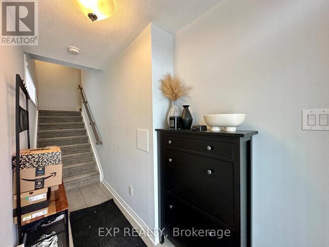 545 Takamose Private in Ottawa, ON - Building Photo - Building Photo