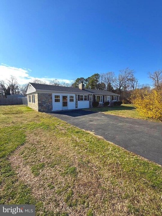 1697 Monroe Bay Cir in Colonial Beach, VA - Building Photo