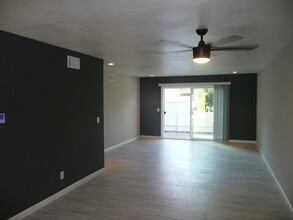 1881 Mitchell Ave in Tustin, CA - Foto de edificio - Building Photo