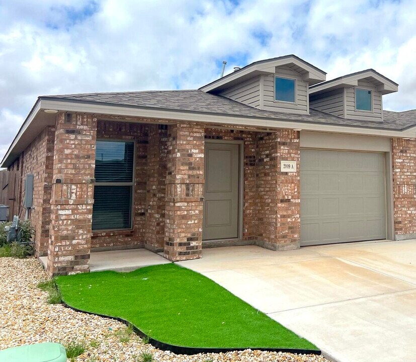 2009 Bryan Ave in Wolfforth, TX - Building Photo