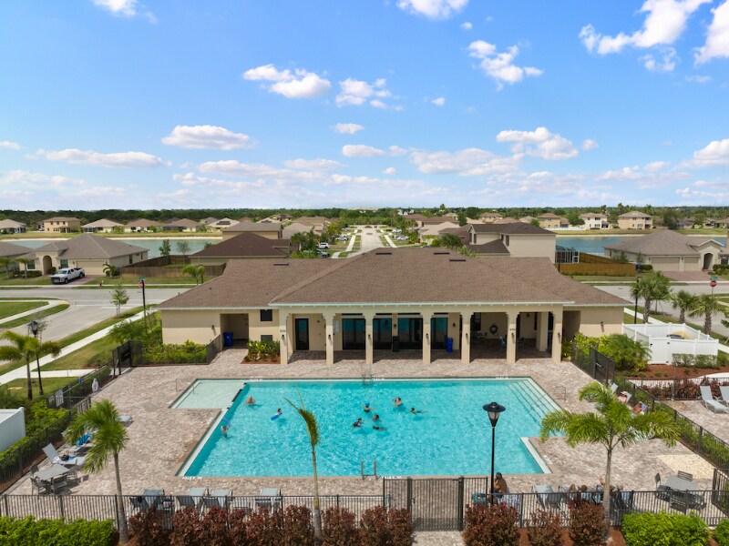 9945 E Villa Cir in Vero Beach, FL - Foto de edificio