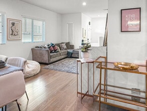 1521 W 37th Pl in Los Angeles, CA - Building Photo - Building Photo