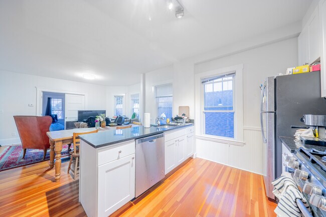 37 Magoun St, Unit 3 in Cambridge, MA - Building Photo - Building Photo