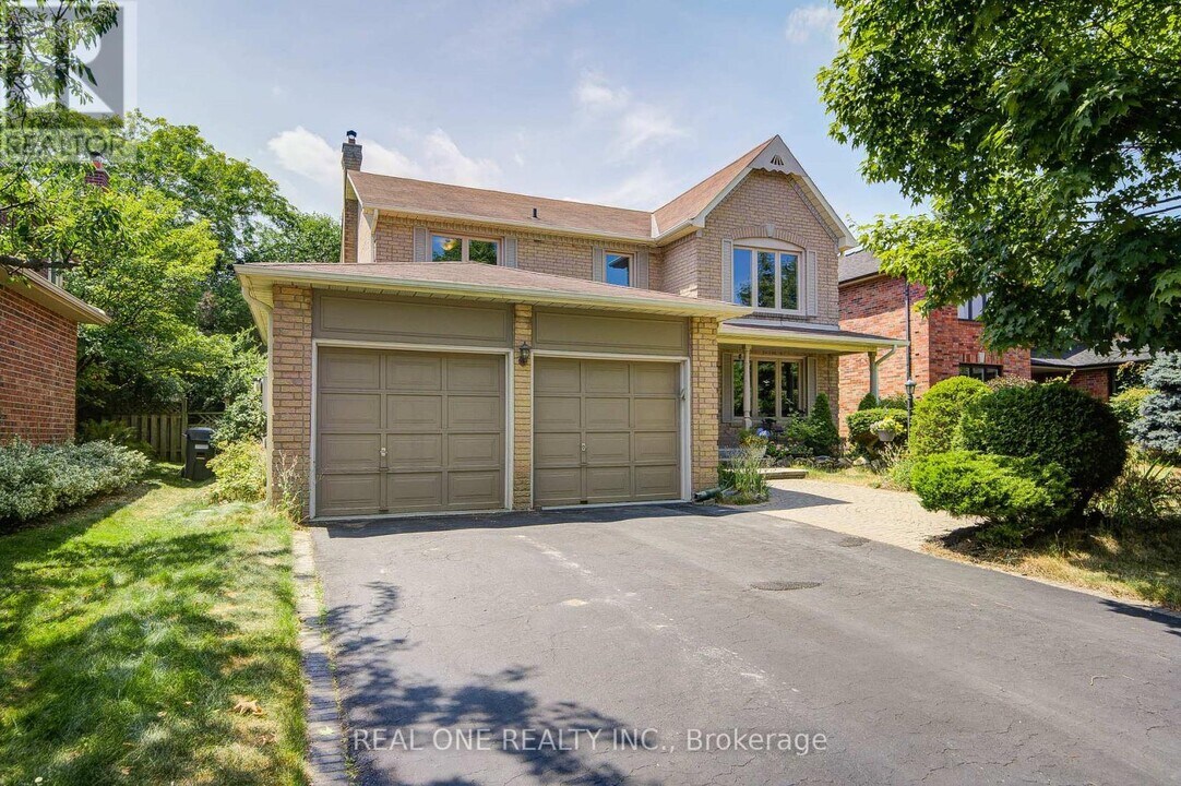 520 Blenheim Cres in Oakville, ON - Building Photo