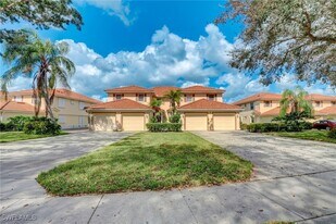 280 Robin Hood Cir, Unit 102 in Naples, FL - Building Photo