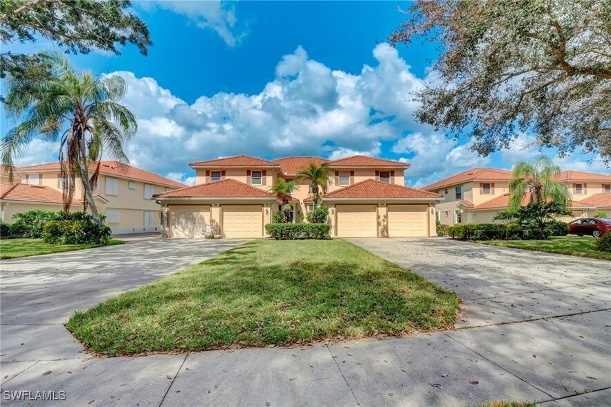 280 Robin Hood Cir, Unit 102 in Naples, FL - Building Photo