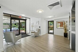 3850 Oaks Clubhouse Dr in Pompano Beach, FL - Building Photo - Building Photo
