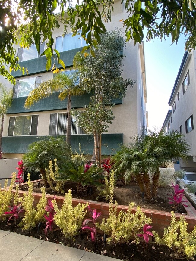 Bright Large Units With Extended Balconies in Santa Monica, CA - Building Photo - Building Photo