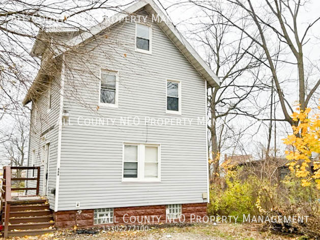 688 Sherman St in Akron, OH - Foto de edificio