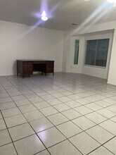 8321 W Edwards St, Unit A in Peoria, AZ - Foto de edificio - Building Photo