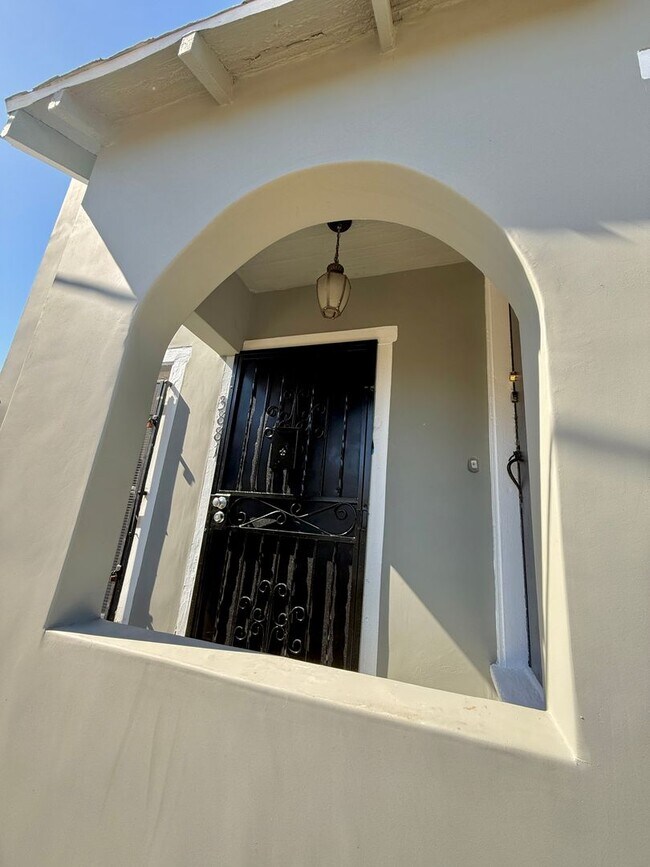 1801 W 39th St-Unit -3881 S. Gramercy Pl in Los Angeles, CA - Building Photo - Building Photo