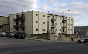 Sandstone Manor in Calgary, AB - Building Photo - Building Photo