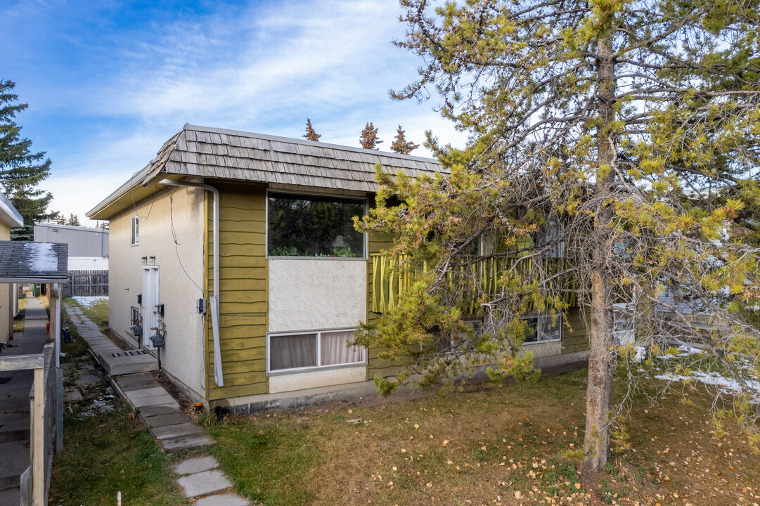 411 Huntsville Cres NW in Calgary, AB - Building Photo