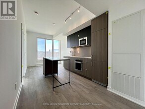 220-220 Missinnihe Way in Mississauga, ON - Building Photo - Building Photo