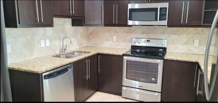 750 SW Claudia Ave in Port St. Lucie, FL - Foto de edificio - Building Photo