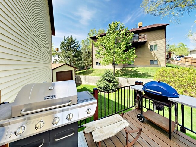 8014 Sunnyoak Cir in Cottonwood Heights, UT - Foto de edificio - Building Photo