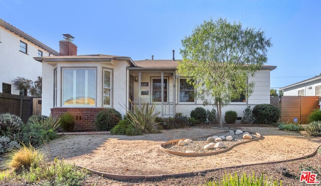 8207 Stewart Ave in Los Angeles, CA - Foto de edificio - Building Photo