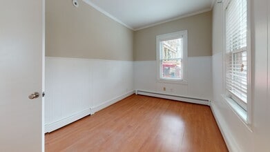 310 Lowell St, Unit 1 in Somerville, MA - Building Photo - Building Photo